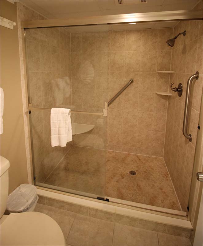 Large deluxe condo in Tower I - guest bathroom with shower and bathtub.