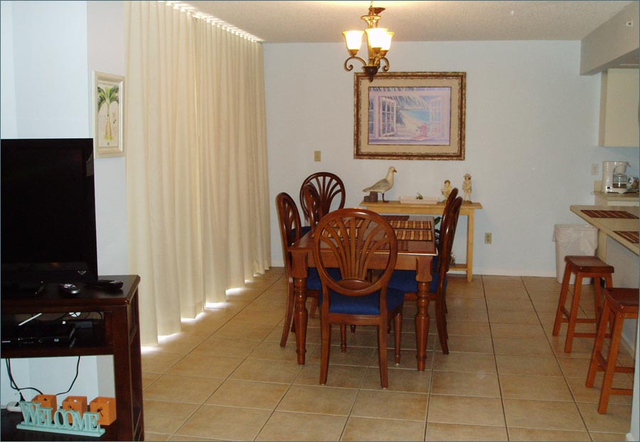 Full sized dining room and fully equipped kitchen.