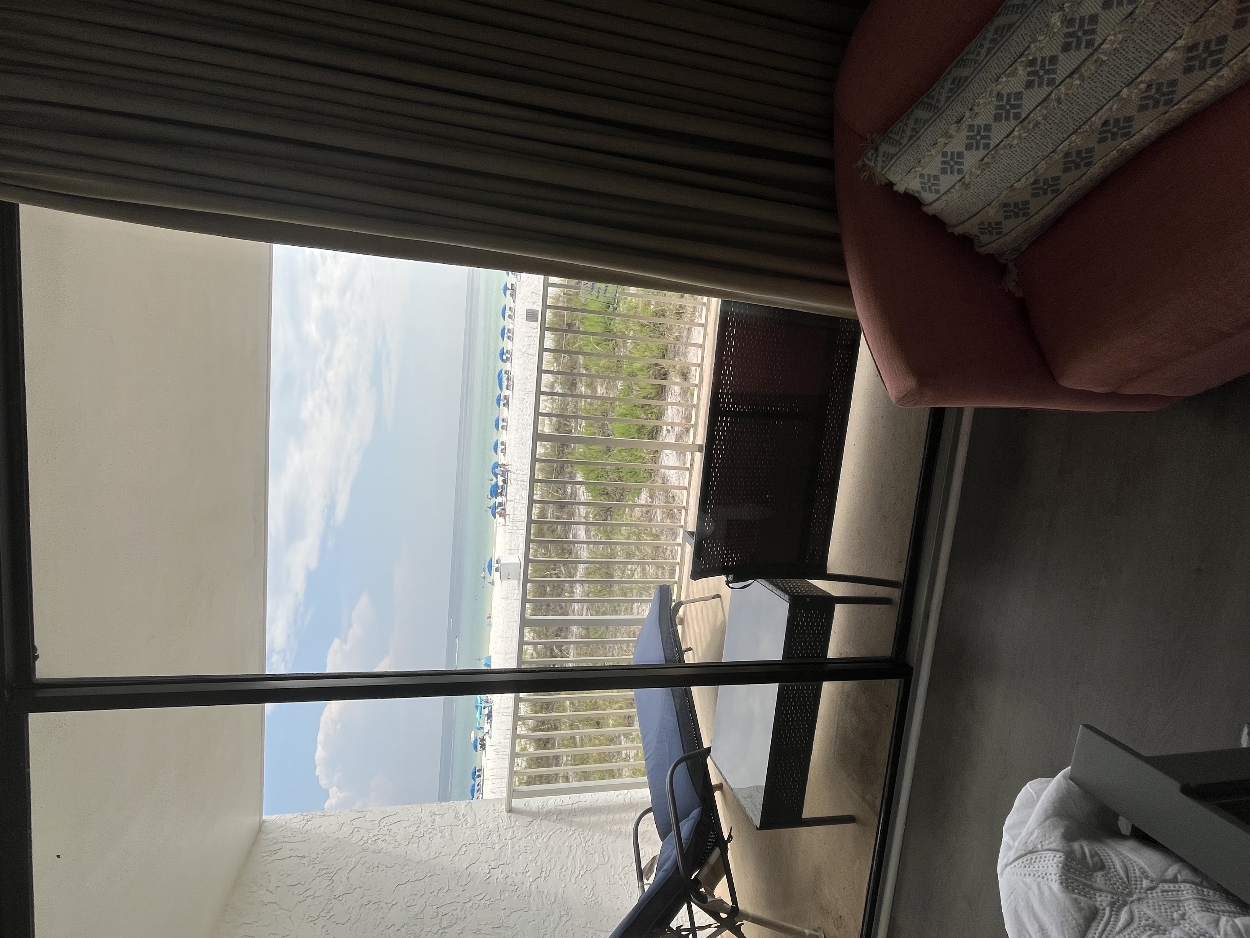 Large king sized master bedroom with en-suite bath.