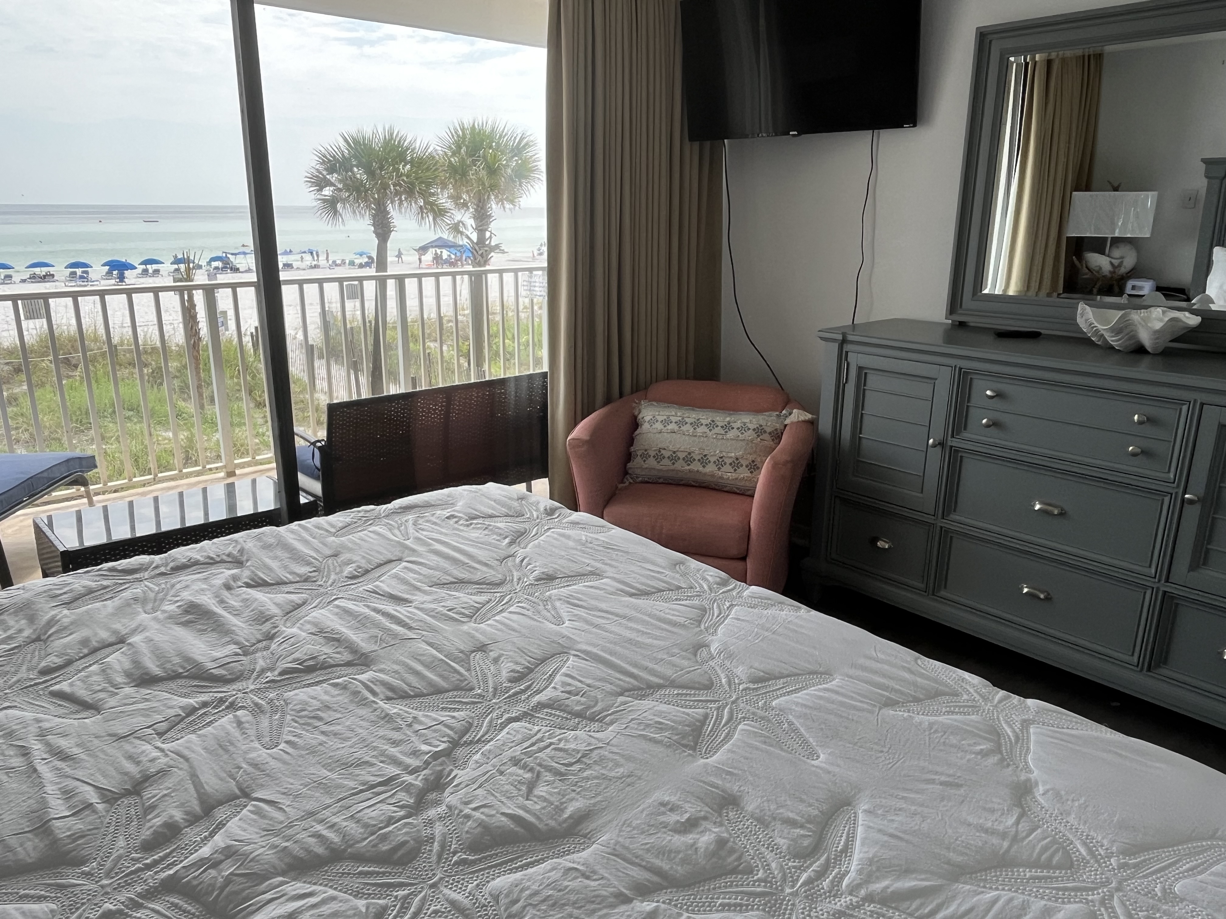 Large king sized master bedroom with en-suite bath.
