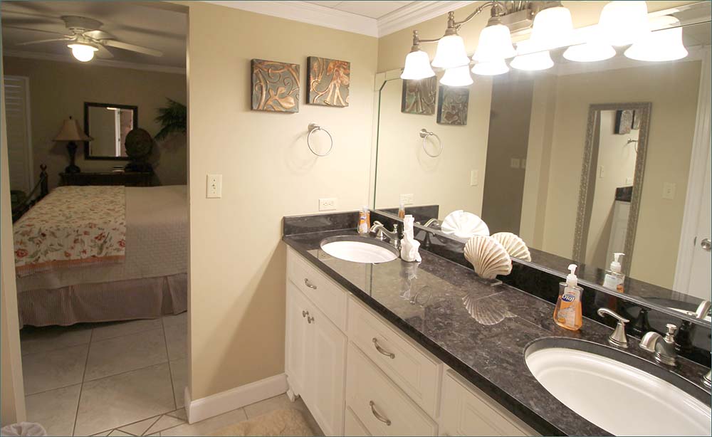 Large deluxe condo in Tower I - guest bathroom with shower and bathtub.