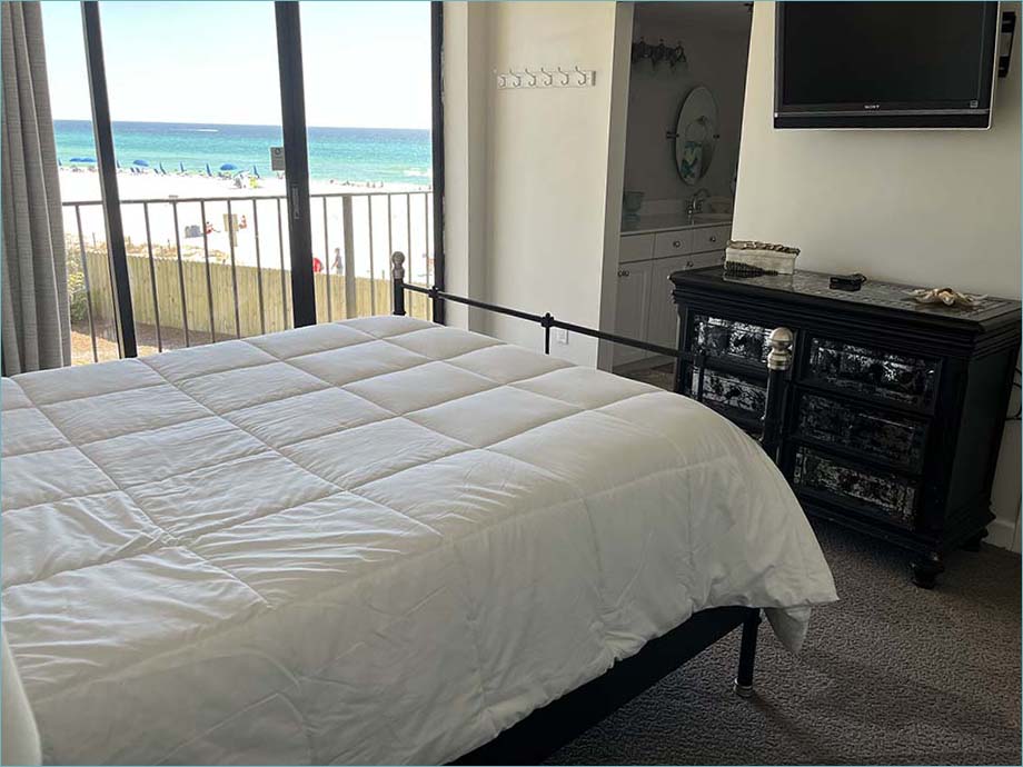 Large queen bed in the 2nd guest bedroom overlooking the gulf.