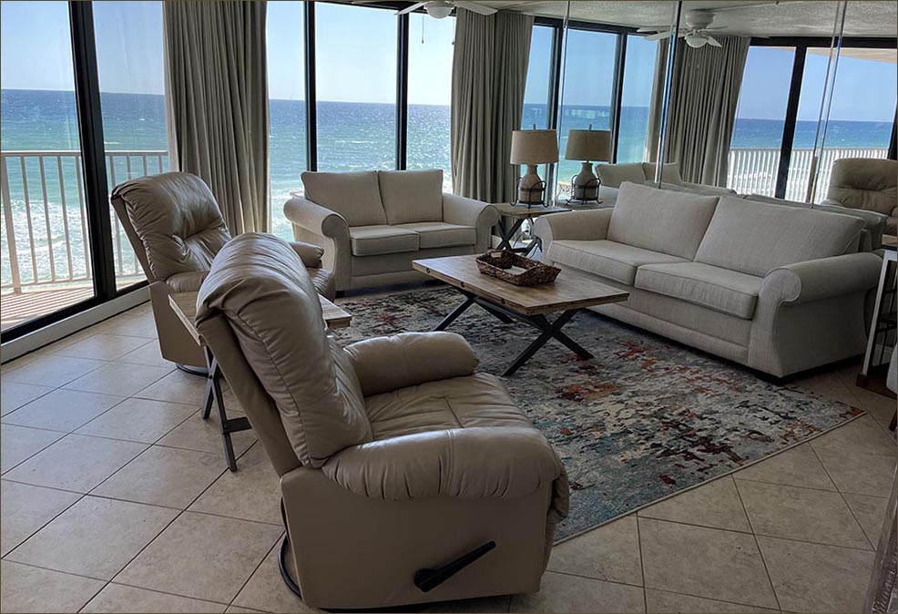 Windward condo on the top floor with outstanding views.