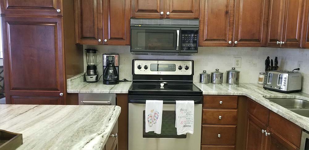 Edgewater Deluxe beach condo for rent by owner features a fully equipped kitchen with stainless steel appliances, side by side fridge, granite counter tops and generous breakfast bar.