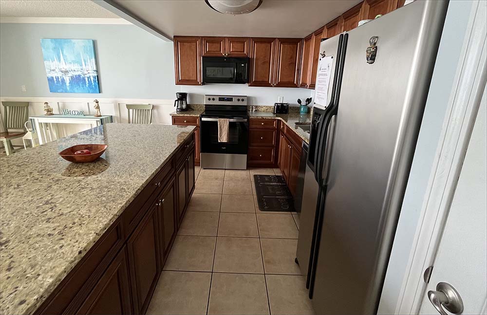Fully equipped kitchen, stainless steel appliances.